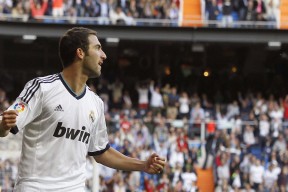 开云APP-雄鹿冲垮勇士，马克西在英超争冠接管比赛，竞技场上的降维打击与升维进化