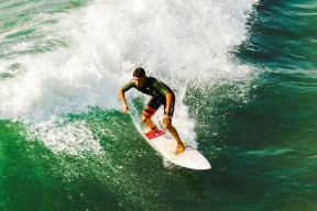 开云体育入口-马刺横扫辽宁队，伦纳德成为关键先生