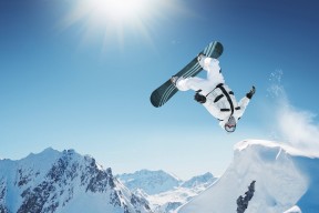 开云体育在线-欧冠淘汰赛之夜，奥亚尔萨瓦尔统治全场，当沉默者撕破夜空