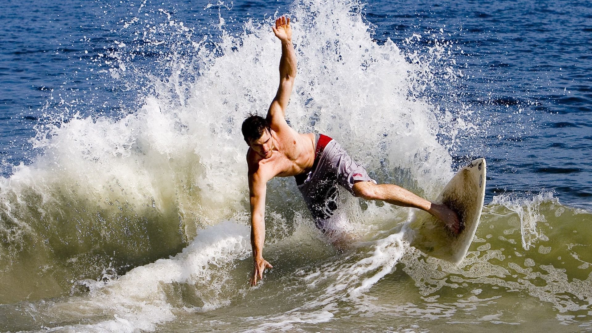布雷默的叹息，当秘鲁强压遇上马赛的残响，攻防转换如何重塑现代足球？